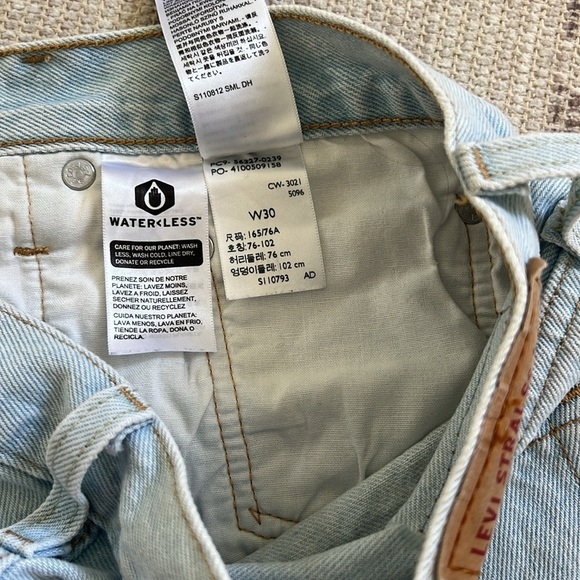 Levi’s 501 Light Wash Jean Shorts - Picture 4 of 6